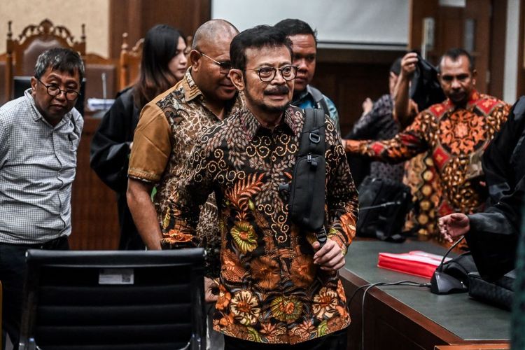 erdakwa kasus pemerasan dan gratifikasi Syahrul Yasin Limpo (tengah) berjalan meninggalkan ruangan usai mengikuti sidang pembacaan eksepsi di Pengadilan Tipikor, Jakarta, Rabu (13/3/2024).