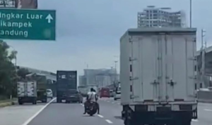 Pemotor Terabas Tol Japek