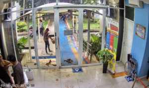 Ormas Mengamuk dan Buang Sampah di Kantor