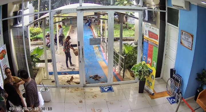 Ormas Mengamuk dan Buang Sampah di Kantor