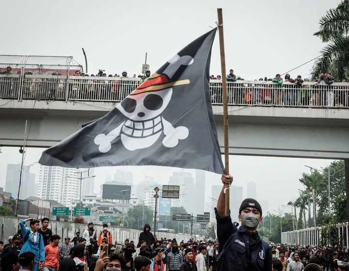 Petugas kepolisian menghadang demonstran saat demo menuntut pembubaran DPR di depan Gedung DPR/ MPR, Jakarta, Senin (25/08/2025).