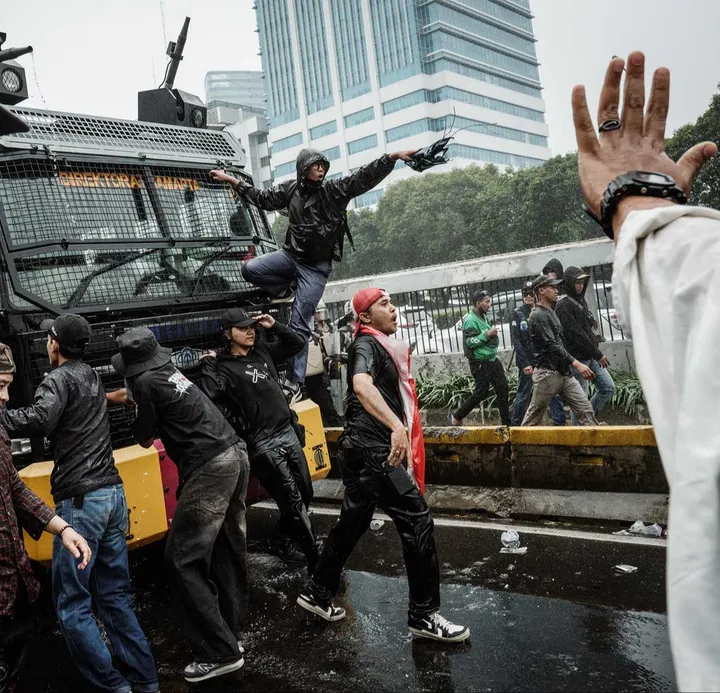 Petugas kepolisian menghadang demonstran saat demo menuntut pembubaran DPR di depan Gedung DPR/ MPR, Jakarta, Senin (25/08/2025).