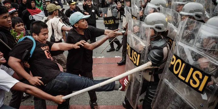 Petugas kepolisian menghadang demonstran saat demo menuntut pembubaran DPR di depan Gedung DPR/ MPR, Jakarta, Senin (25/08/2025).
