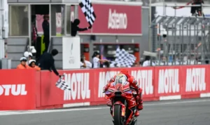 Marc Marquez saat merayakan kemenangan di lintasan balap