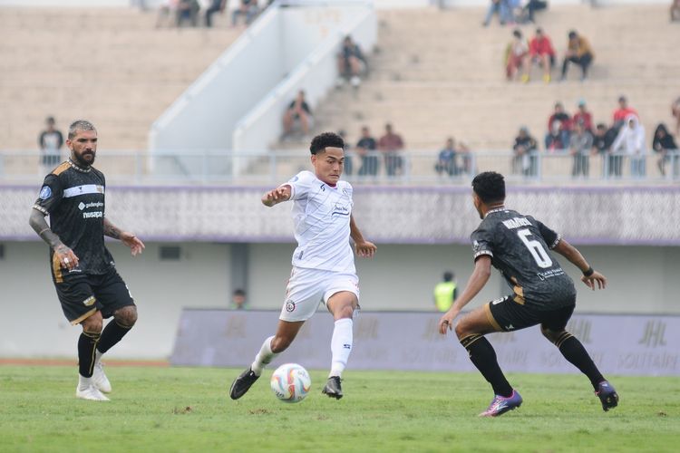 Alt 1: Pemain Dewa United merayakan gol kemenangan atas Arema di Super League 2025.