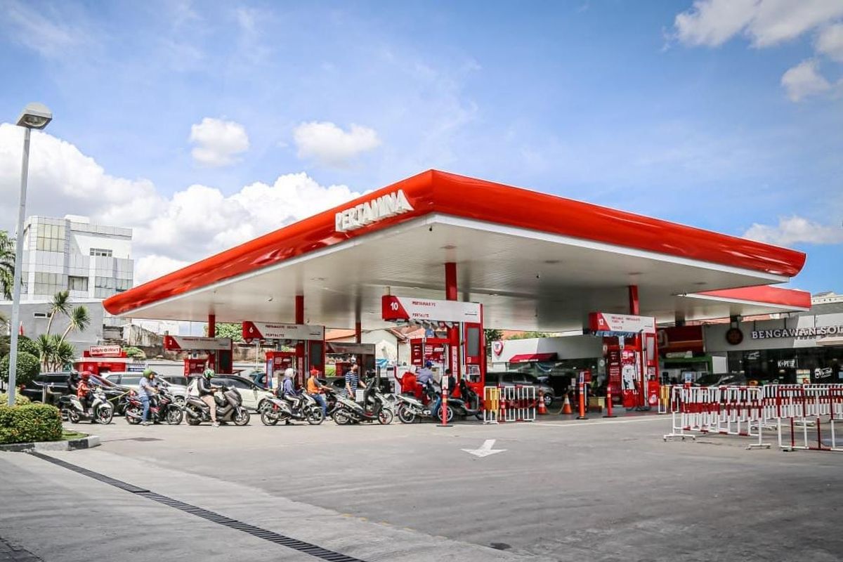 Deretan SPBU Pertamina, Shell, BP, dan Vivo dengan papan informasi harga BBM terbaru.