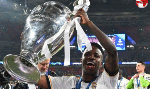 Vinicius Junior mengangkat trofi Liga Champions usai laga melawan Borussia Dortmund di Stadion Wembley, London, Inggris, Minggu (2/6/2024). (Photo by Glyn KIRK / AFP)(AFP/GLYN KIRK)