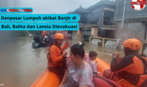 Petugas SAR mengevakuasi warga terdampak banjir besar di Jembrana, Bali.