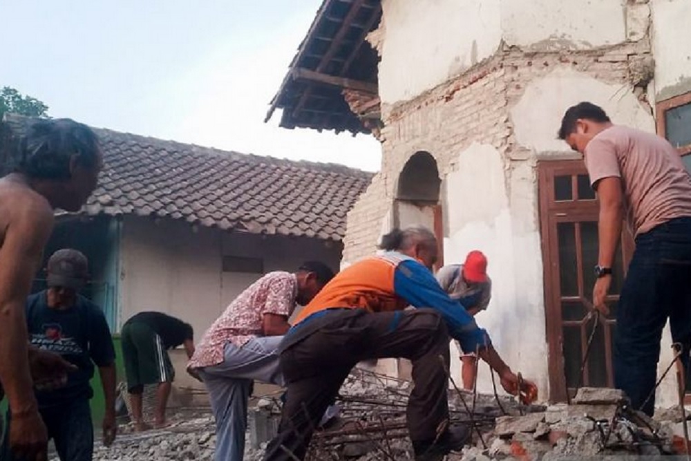 Warga memeriksa rumah yang rusak akibat gempa magnitudo 5,7 di Banyuwangi dan Situbondo.
