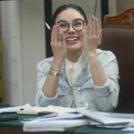 01k5zyj2zcwv9j1f04b4q6sxgp Nikita Mirzani memberikan pernyataan kepada wartawan jelang pembacaan putusan.