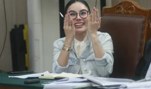 01k5zyj2zcwv9j1f04b4q6sxgp Nikita Mirzani memberikan pernyataan kepada wartawan jelang pembacaan putusan.