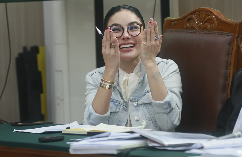 01k5zyj2zcwv9j1f04b4q6sxgp Nikita Mirzani memberikan pernyataan kepada wartawan jelang pembacaan putusan.