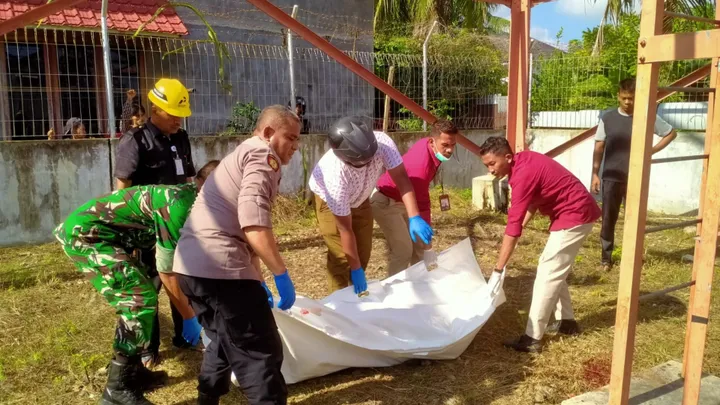 Garis polisi dipasang di sekitar area tower Lhokseumawe.