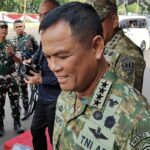 Prajurit TNI mengenakan seragam loreng baru saat upacara HUT ke-80 di Monas.