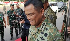 Prajurit TNI mengenakan seragam loreng baru saat upacara HUT ke-80 di Monas.