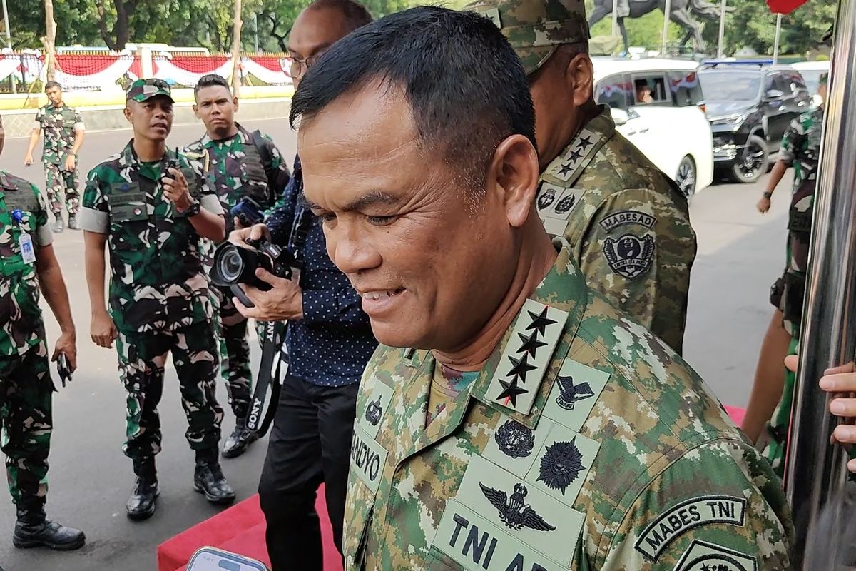 Prajurit TNI mengenakan seragam loreng baru saat upacara HUT ke-80 di Monas.