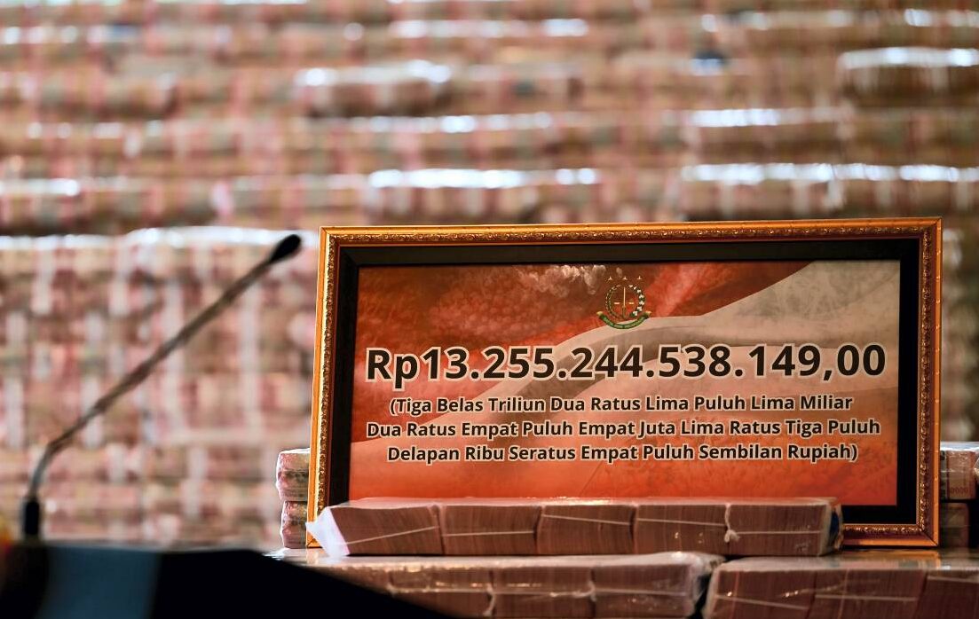 jumlah uang sitaan Rp13.255.244.538.149,00 atau tiga belas triliun dua ratus lima puluh lima miliar rupiah dalam bingkai emas, dengan tumpukan uang di latar belakang. Fokus Anda.