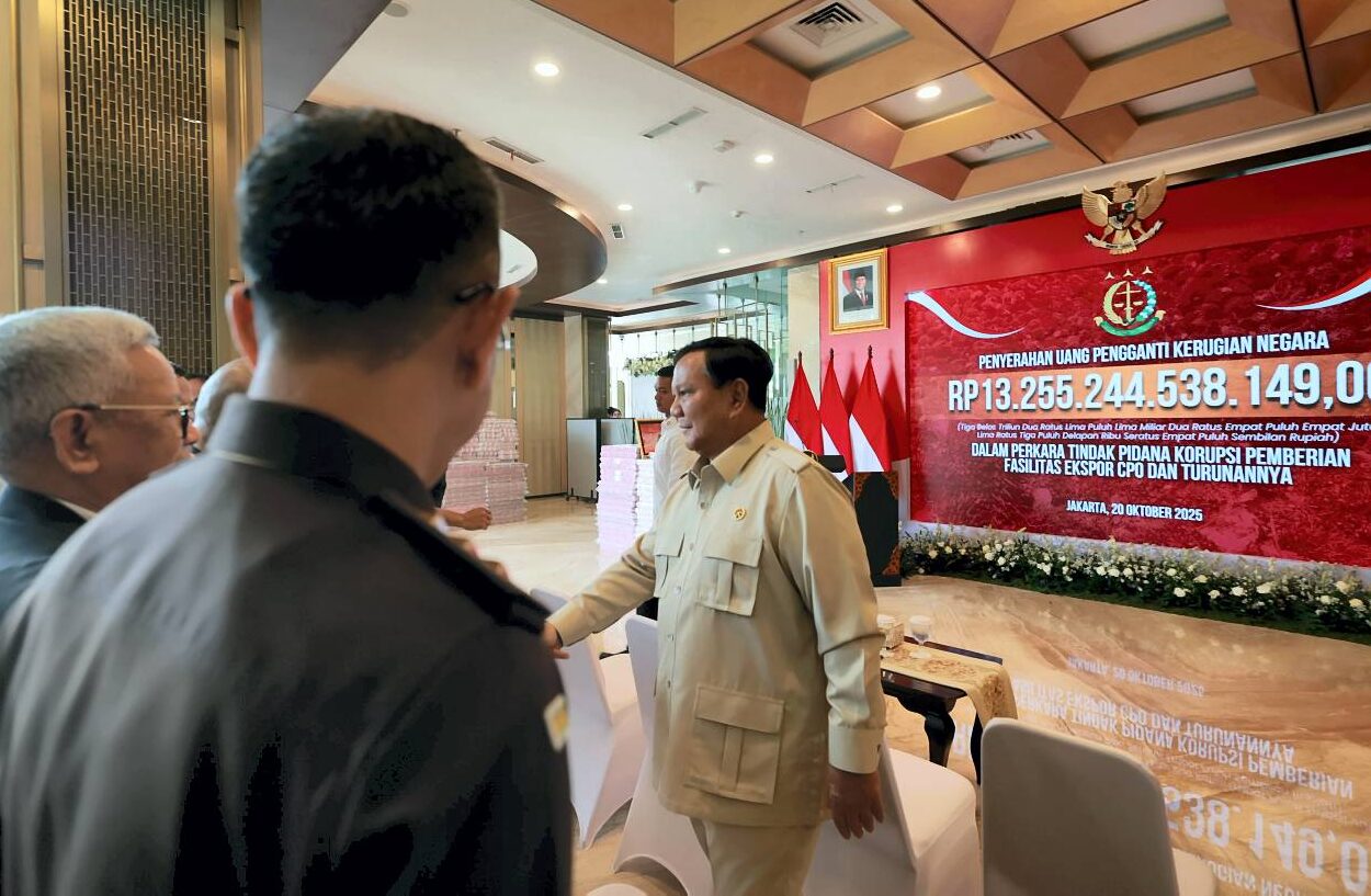 Uang Rp 13 triliun dari kasus korupsi ekspor CPO diserahkan ke negara. Secara simbolis, uang Rp 13 triliun dari kasus korupsi ekspor CPO diserahkan ke negara.