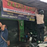 IMG_20251027_174438.jpg BAKSO BABI - Proses pemasangan spanduk bakso mengandung babi di salah satu warung di Ngestiharjo, Kapanewon Kasihan, Kabupaten Bantul, DI Yogyakarta oleh DMI Ngestiharjo dan MUI pada Jumat (24/10/2025).