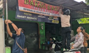 IMG_20251027_174438.jpg BAKSO BABI - Proses pemasangan spanduk bakso mengandung babi di salah satu warung di Ngestiharjo, Kapanewon Kasihan, Kabupaten Bantul, DI Yogyakarta oleh DMI Ngestiharjo dan MUI pada Jumat (24/10/2025).