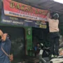 BAKSO BABI - Proses pemasangan spanduk bakso mengandung babi di salah satu warung di Ngestiharjo, Kapanewon Kasihan, Kabupaten Bantul, DI Yogyakarta oleh DMI Ngestiharjo dan MUI pada Jumat (24/10/2025).