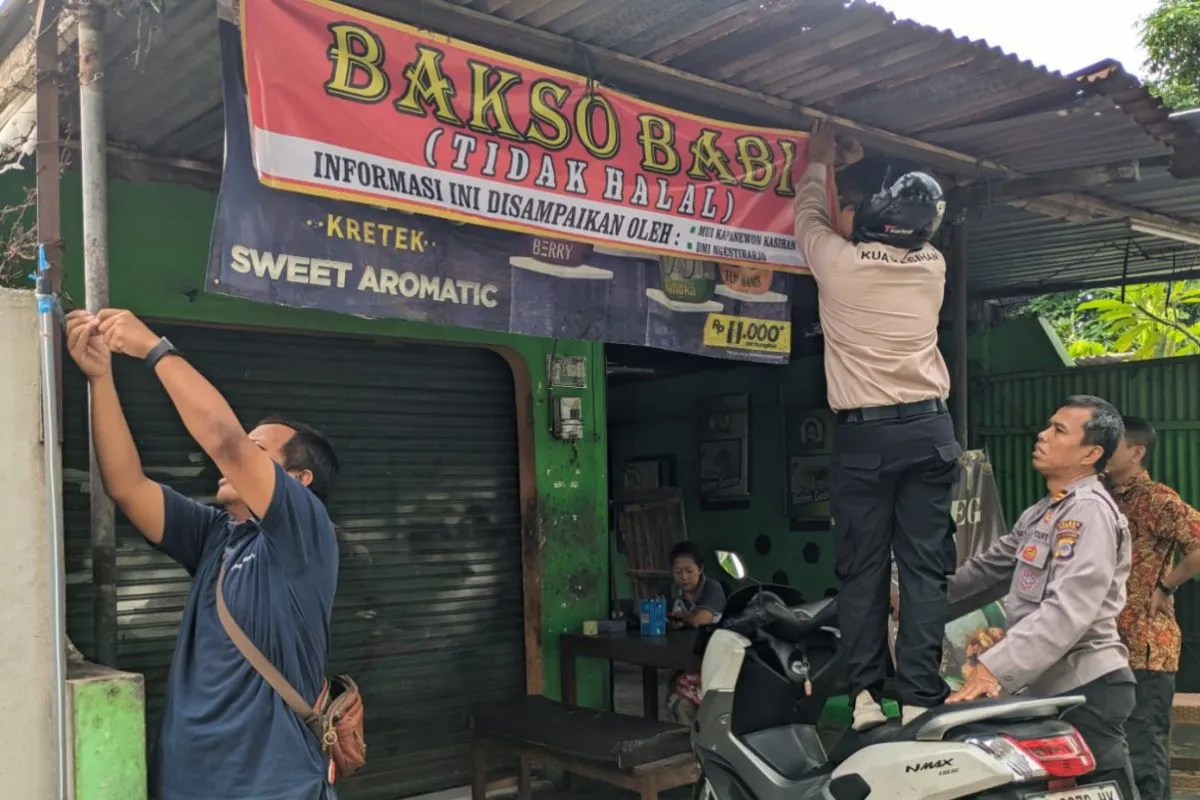 IMG_20251027_174438.jpg BAKSO BABI - Proses pemasangan spanduk bakso mengandung babi di salah satu warung di Ngestiharjo, Kapanewon Kasihan, Kabupaten Bantul, DI Yogyakarta oleh DMI Ngestiharjo dan MUI pada Jumat (24/10/2025).