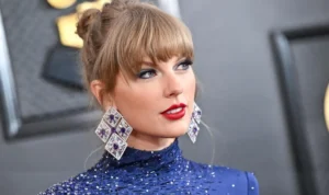 Taylor Swift dan Travis Kelce saat menghadiri acara SNL sebelumnya.