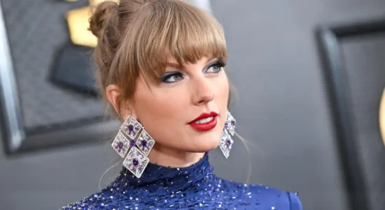 Taylor Swift dan Travis Kelce saat menghadiri acara SNL sebelumnya.