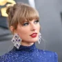 Taylor Swift dan Travis Kelce saat menghadiri acara SNL sebelumnya.