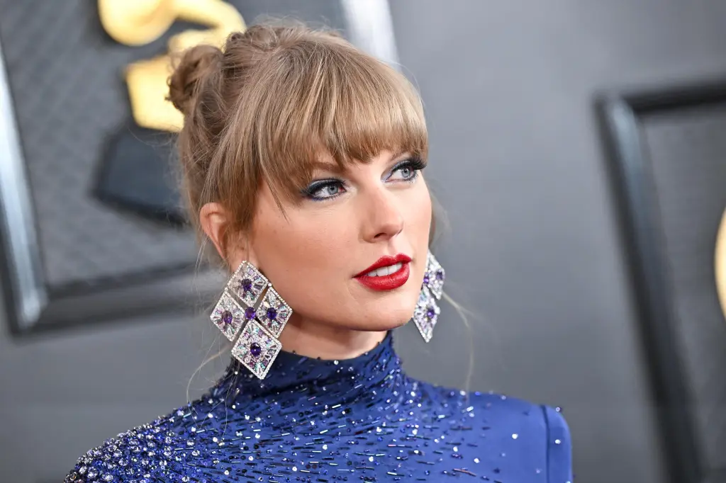 Taylor Swift dan Travis Kelce saat menghadiri acara SNL sebelumnya.