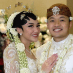 Gambar close-up Putri Tanjung memakai kebaya putih dengan paes Jawa: