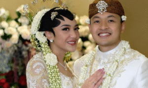 Gambar close-up Putri Tanjung memakai kebaya putih dengan paes Jawa: