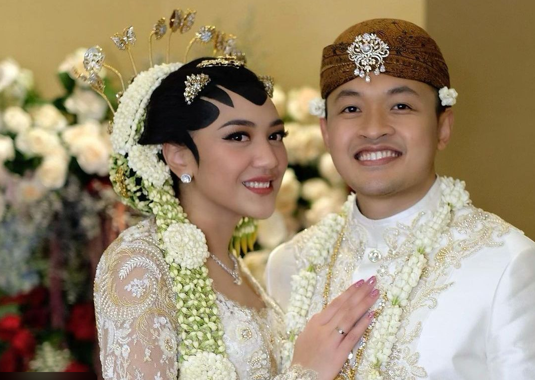 Gambar close-up Putri Tanjung memakai kebaya putih dengan paes Jawa: