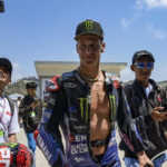 Quartararo tampak terkejut saat seorang fans mengajaknya nikah di arena MotoGP Mandalika 2025, dengan kerumunan penonton yang antusias di sekitar.