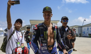 Quartararo tampak terkejut saat seorang fans mengajaknya nikah di arena MotoGP Mandalika 2025, dengan kerumunan penonton yang antusias di sekitar.