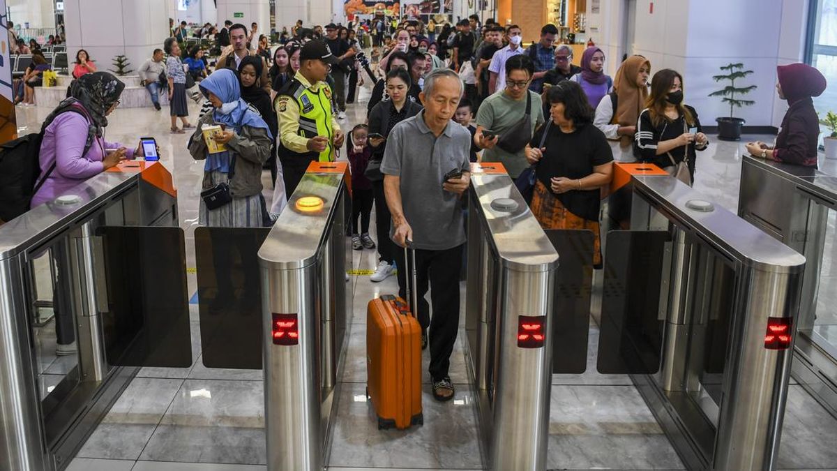 Calon penumpang kereta cepat Whoosh mencetak tiket di mesin cetak otomatis di Stasiun Halim, Jakarta, Senin (16/12). (ANTARA FOTO/Galih Pradipta).