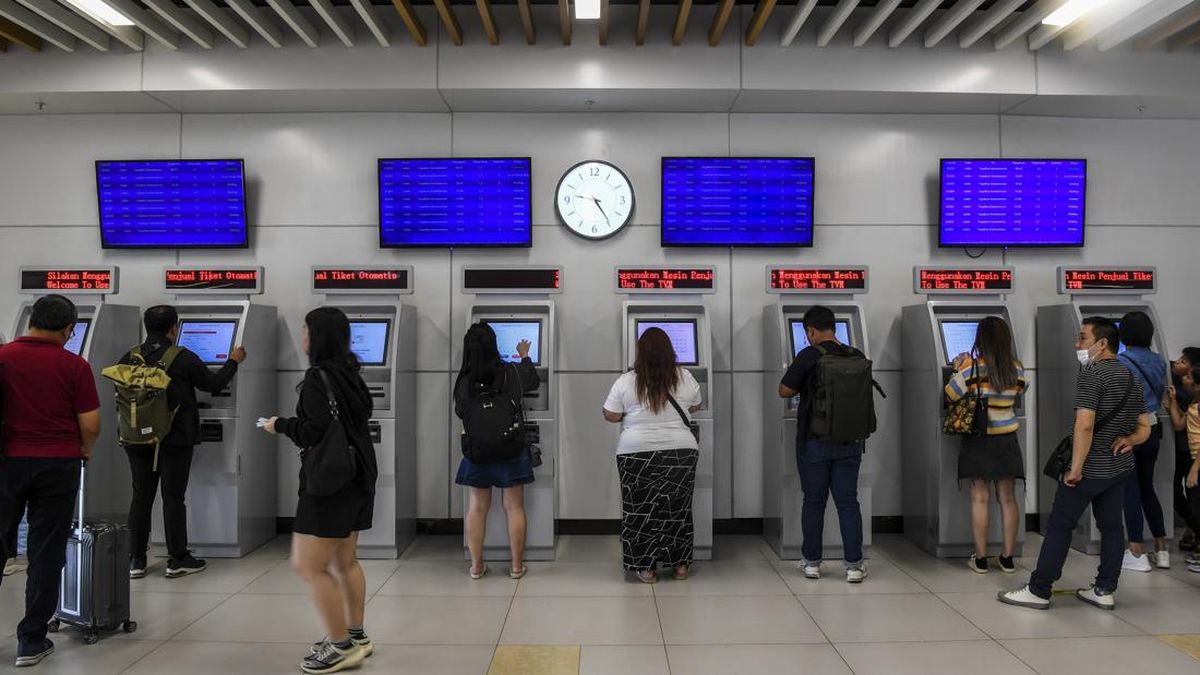 Calon penumpang kereta cepat Whoosh mencetak tiket di mesin cetak otomatis di Stasiun Halim, Jakarta, Senin (16/12). (ANTARA FOTO/Galih Pradipta).