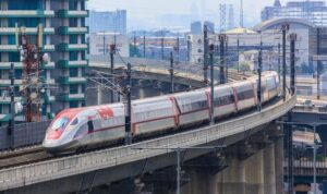 Menkeu Purbaya Yudhi Sadewa keukeuh tak ingin APBN dipakai untuk membayar utang Kereta Cepat Jakarta-Bandung alias Whoosh. Utang Whoosh memang besar.