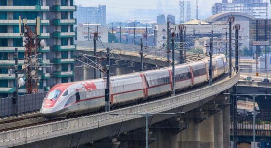 Menkeu Purbaya Yudhi Sadewa keukeuh tak ingin APBN dipakai untuk membayar utang Kereta Cepat Jakarta-Bandung alias Whoosh. Utang Whoosh memang besar.
