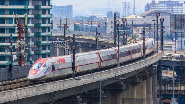 Menkeu Purbaya Yudhi Sadewa keukeuh tak ingin APBN dipakai untuk membayar utang Kereta Cepat Jakarta-Bandung alias Whoosh. Utang Whoosh memang besar.