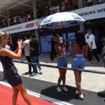 Penonton antusias menyaksikan langsung aktivitas tim dan pembalap di pit lane MotoGP Mandalika 2025, dengan suasana meriah dan penuh semangat.