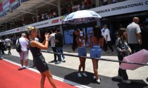 Penonton antusias menyaksikan langsung aktivitas tim dan pembalap di pit lane MotoGP Mandalika 2025, dengan suasana meriah dan penuh semangat.