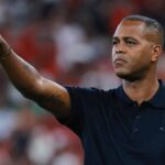 Pelatih Patrick Kluivert memimpin Timnas Indonesia dengan susunan pemain yang mendapat kritik setelah kalah 2-3 dari Arab Saudi, foto oleh REUTERS/Stringer.