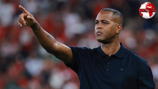 Pelatih Patrick Kluivert memimpin Timnas Indonesia dengan susunan pemain yang mendapat kritik setelah kalah 2-3 dari Arab Saudi, foto oleh REUTERS/Stringer.