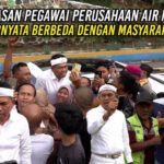 Pegawai perusahaan air mineral sedang memberikan penjelasan kepada masyarakat