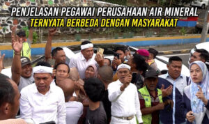 Pegawai perusahaan air mineral sedang memberikan penjelasan kepada masyarakat