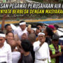 Pegawai perusahaan air mineral sedang memberikan penjelasan kepada masyarakat