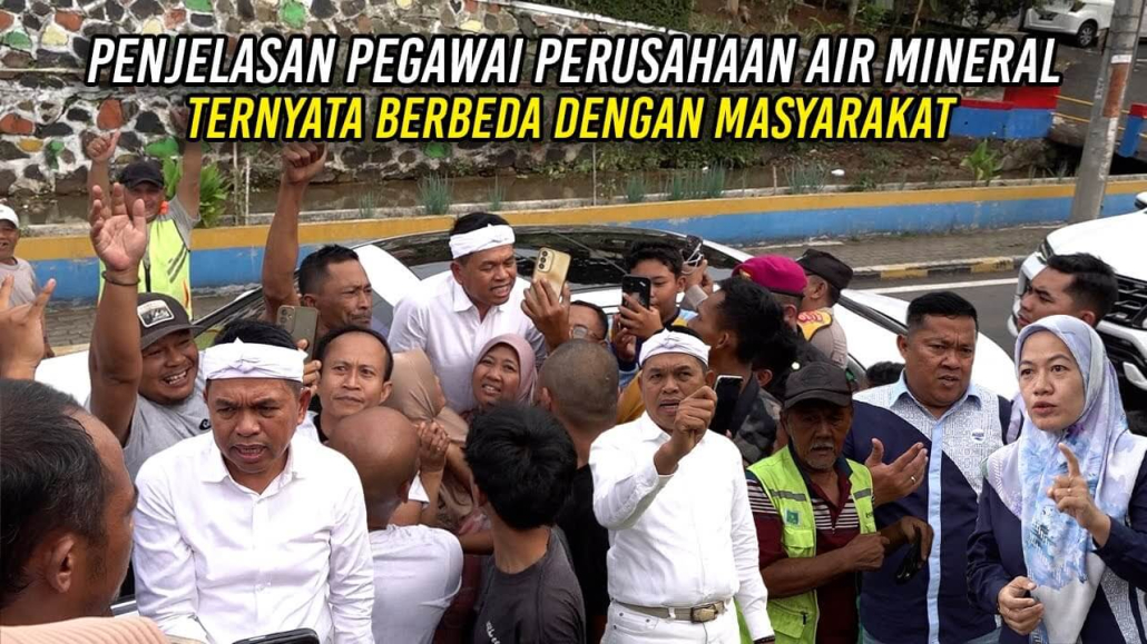 Pegawai perusahaan air mineral sedang memberikan penjelasan kepada masyarakat