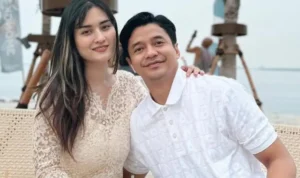 Adly Fairuz dan Angbeen Rishi, pasangan selebriti Indonesia, dikabarkan rumah tangganya sedang retak