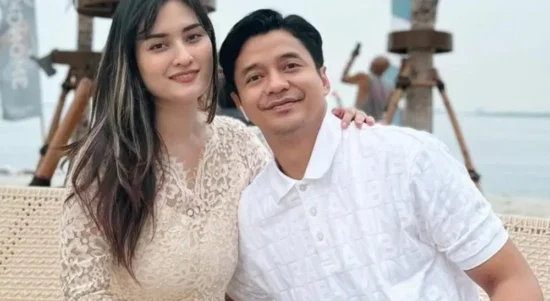 Adly Fairuz dan Angbeen Rishi, pasangan selebriti Indonesia, dikabarkan rumah tangganya sedang retak